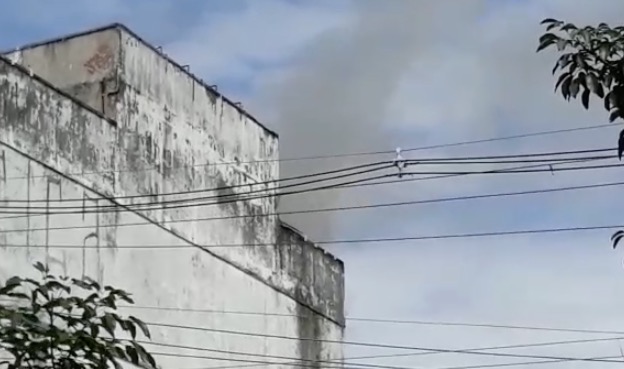 Prédio abandonado pega fogo e deixa lojistas em pânico em avenida de Manaus