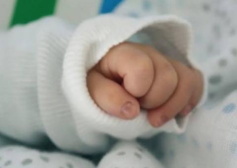 Mãe é presa suspeita de tentar matar bebê de 9 meses afogado em lago 