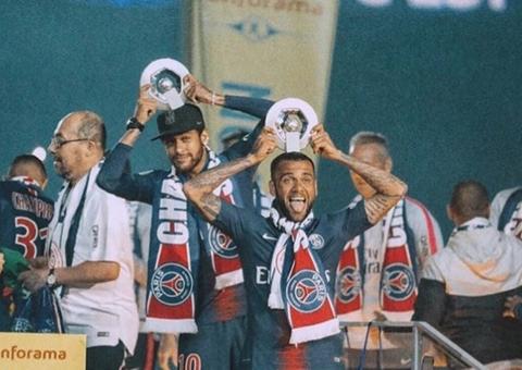 Tite tira braçadeira de Neymar e Daniel Alves será o capitão na Copa América