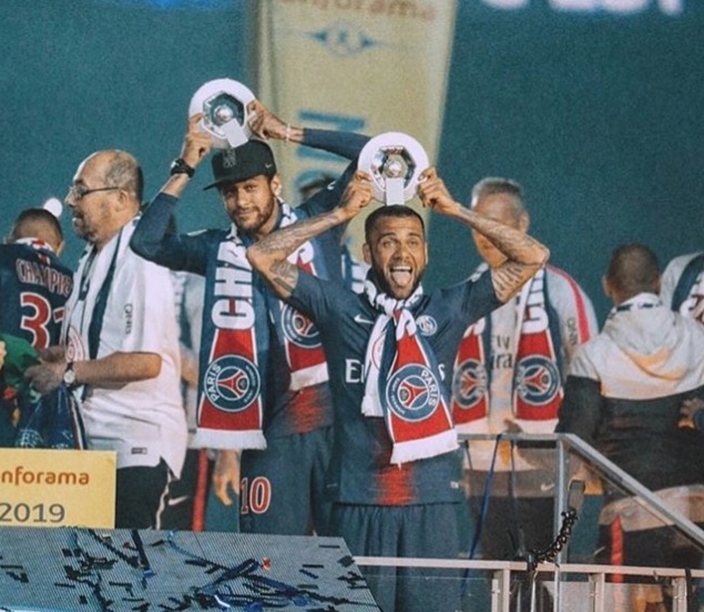 Tite tira braçadeira de Neymar e Daniel Alves será o capitão na Copa América