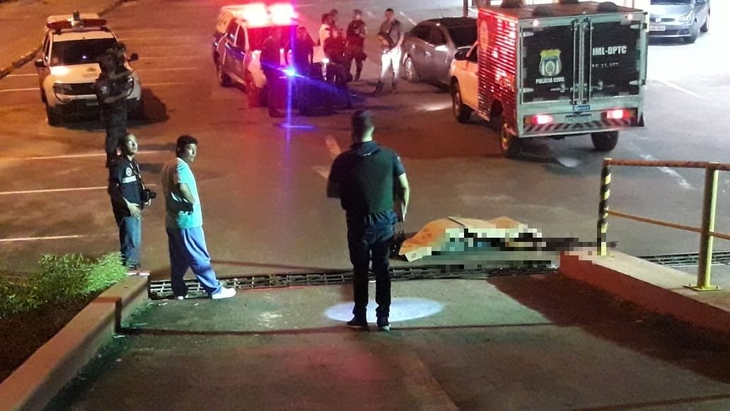  Homem é morto em estacionamento de supermercado em Manaus 