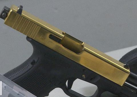 Homem é preso com arma banhada a ouro em comunidade