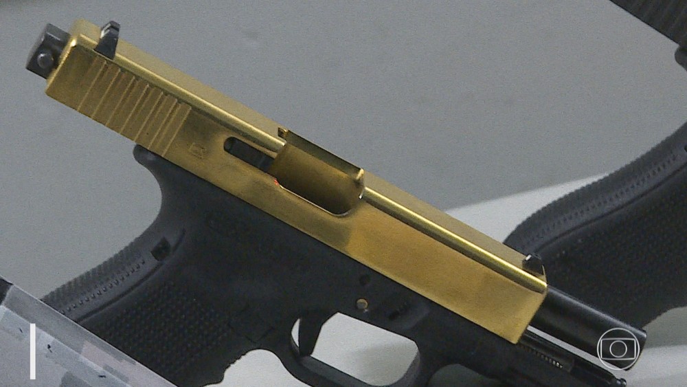 Homem é preso com arma banhada a ouro em comunidade