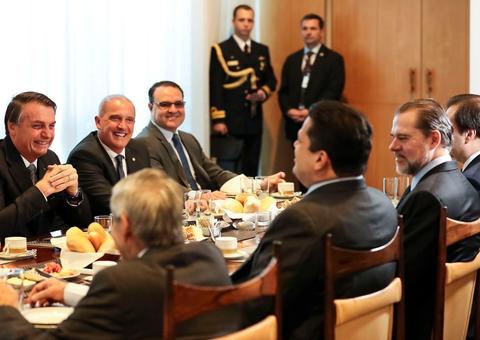 Bolsonaro recebe presidentes do Legislativo e Judiciário no Alvorada