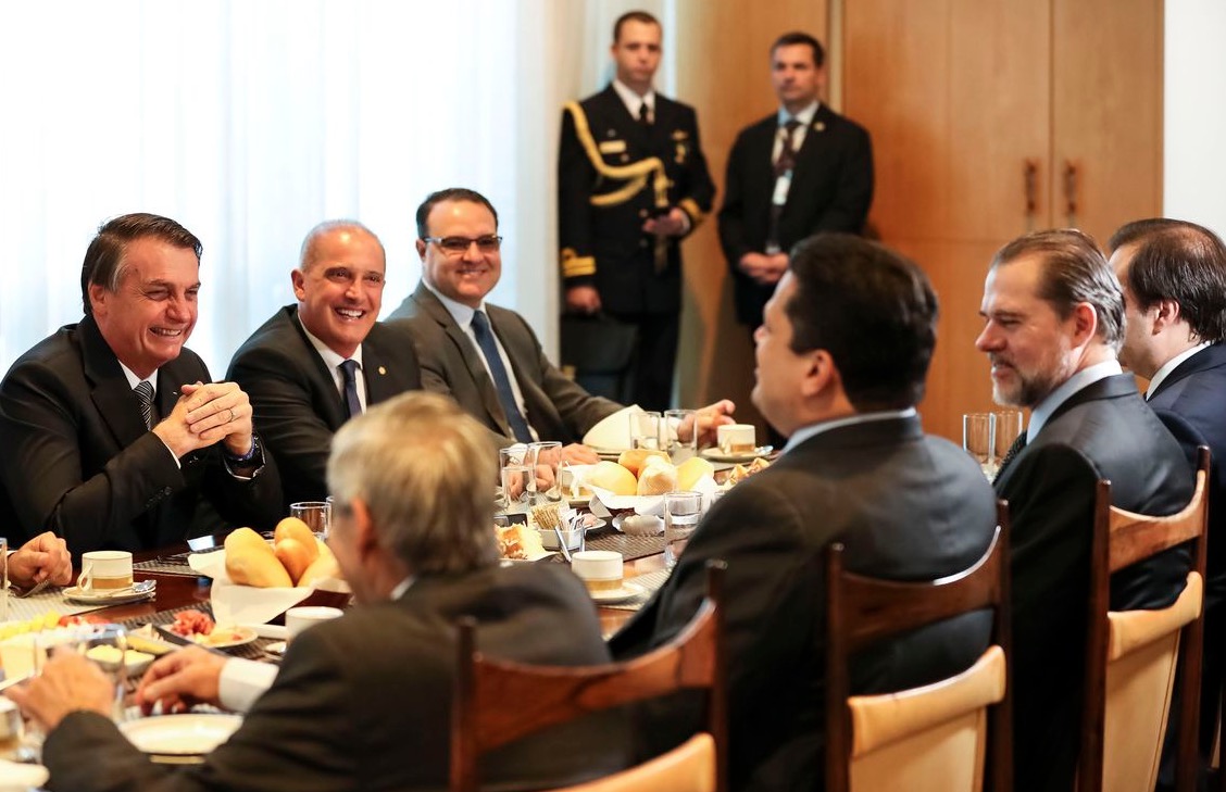 Bolsonaro recebe presidentes do Legislativo e Judiciário no Alvorada