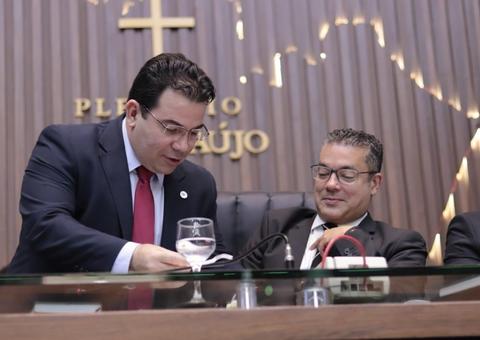 Deputado Wilker leva bolo para ironizar os dois meses sem líder do governo na Aleam