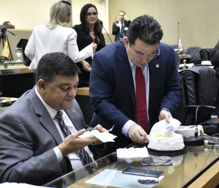 Deputado Wilker leva bolo para ironizar os dois meses sem líder do governo na Aleam