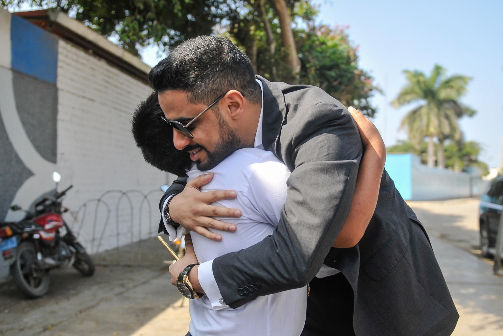 Milionário dará casa a menino que estuda na rua por falta de luz