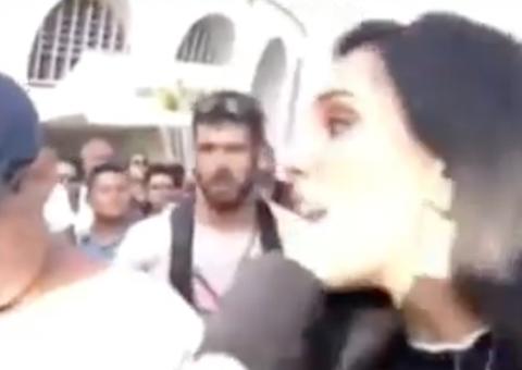 Repórter do ‘Fofocalizando’ quase tem celular roubado ao vivo durante velório