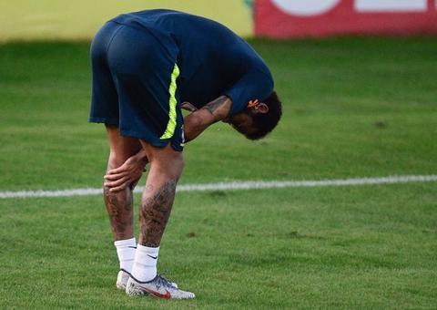 Neymar sente joelho e deixa treino da seleção brasileira antes do fim