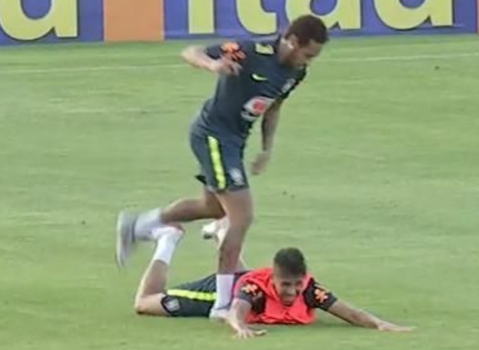   Após tomar drible desconcertante, Neymar puxa camisa de jogador sub-20 e é criticado