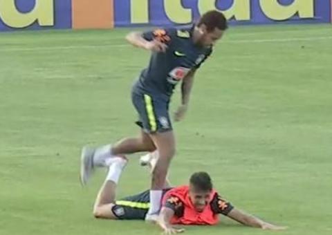   Após tomar drible desconcertante, Neymar puxa camisa de jogador sub-20 e é criticado