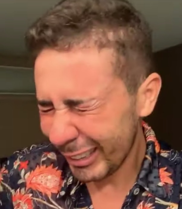 Aos prantos, Carlinhos Maia relembra trauma da infância em vídeo de desabafo desesperado