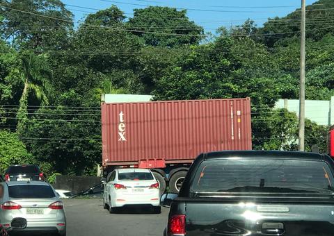Motoristas enfrentam caos após carreta no 'prego' bloquear avenida de Manaus
