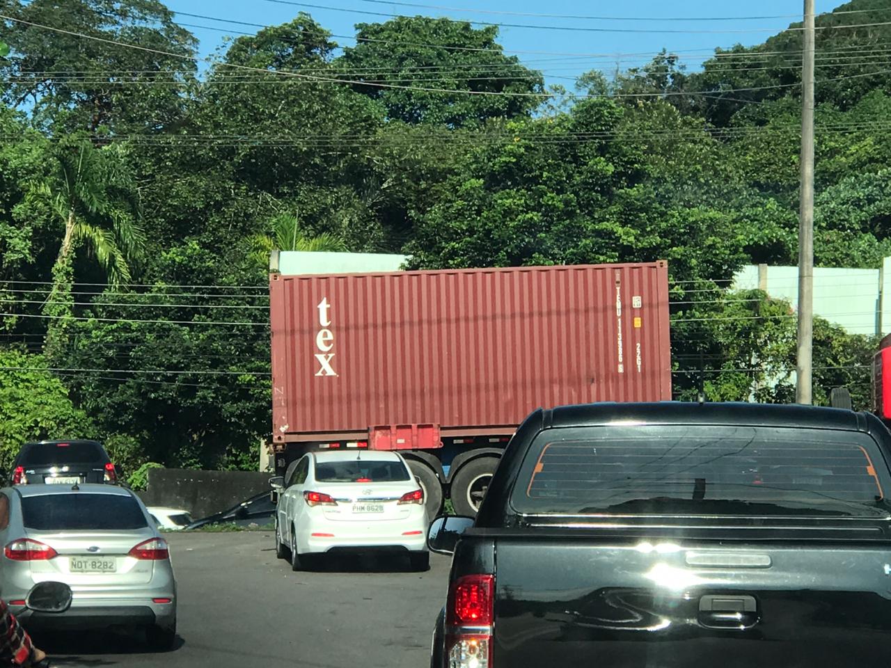 Motoristas enfrentam caos após carreta no 'prego' bloquear avenida de Manaus