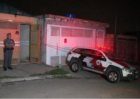 Homem mata esposa a facadas na frente de 3 crianças após discussão 