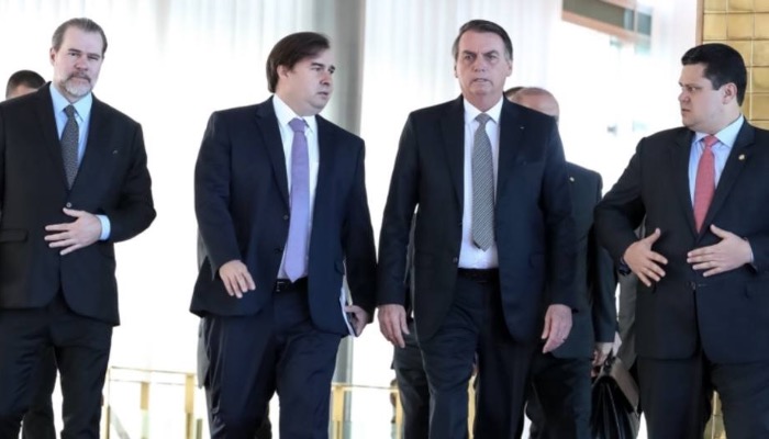 Bolsonaro a Maia: ‘Com a caneta eu tenho mais poder do que você’