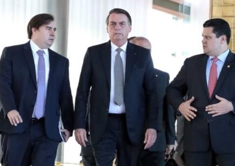 Bolsonaro a Maia: ‘Com a caneta eu tenho mais poder do que você’