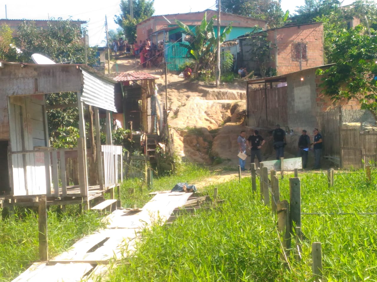Assassinos invadem comunidade e degolam adolescente de 15 anos em Manaus