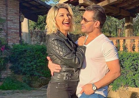 Eduardo Costa posta foto aos beijos com Antonia Fontenelle e dispara: ‘se pegando’