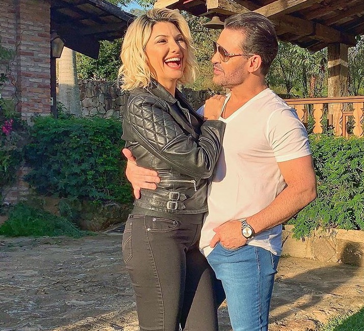 Eduardo Costa posta foto aos beijos com Antonia Fontenelle e dispara: ‘se pegando’