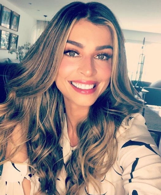 Grazi Massafera exibe barriga saradíssima e brinca: ‘exibição’