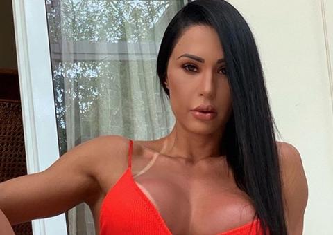 Gracyanne Barbosa posa com maiô cavadíssimo e hipnotiza com bumbum gigante