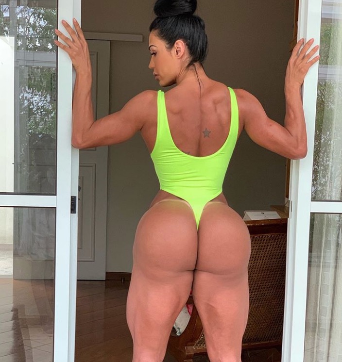 Gracyanne Barbosa posa com maiô cavadíssimo e hipnotiza com bumbum gigante