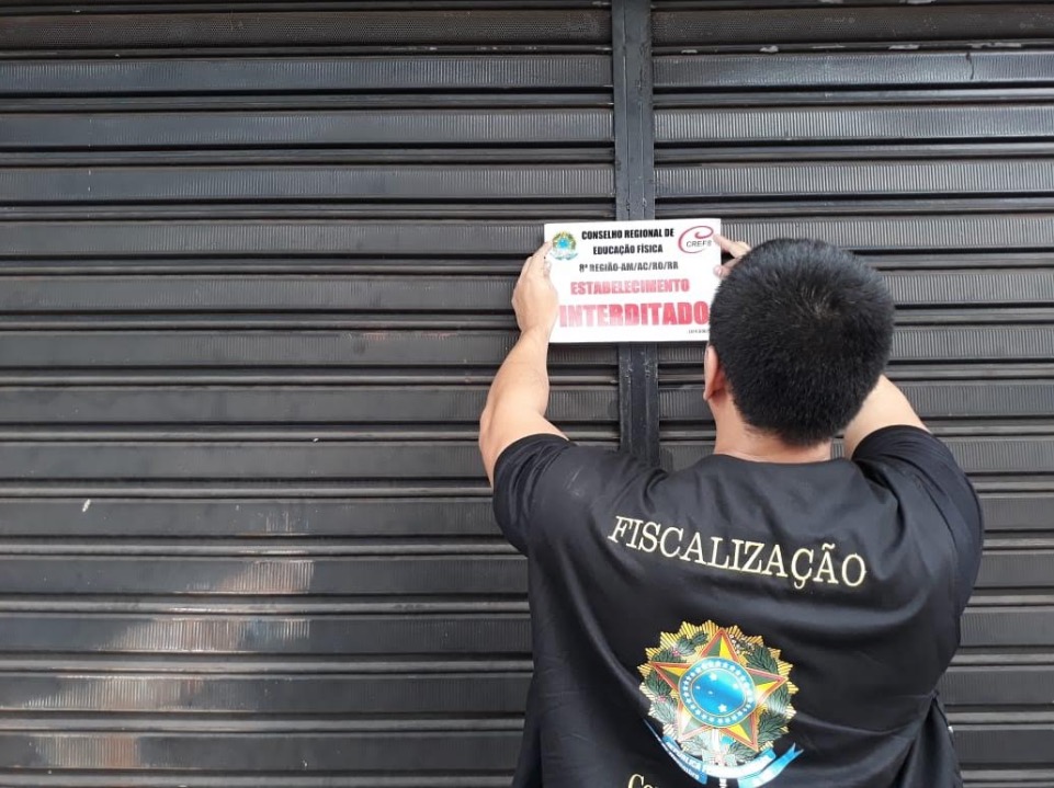 Duas academias são interditadas por estarem atuando ilegalmente em Manaus