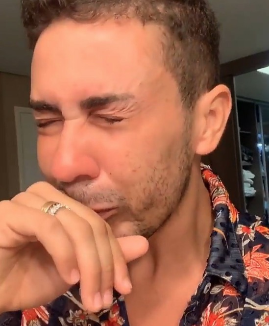Carlinhos Maia reage a memes após virar piada por vídeo chorando