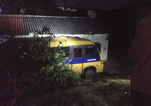 Motorista perde o controle e ônibus invade casa em Manaus 