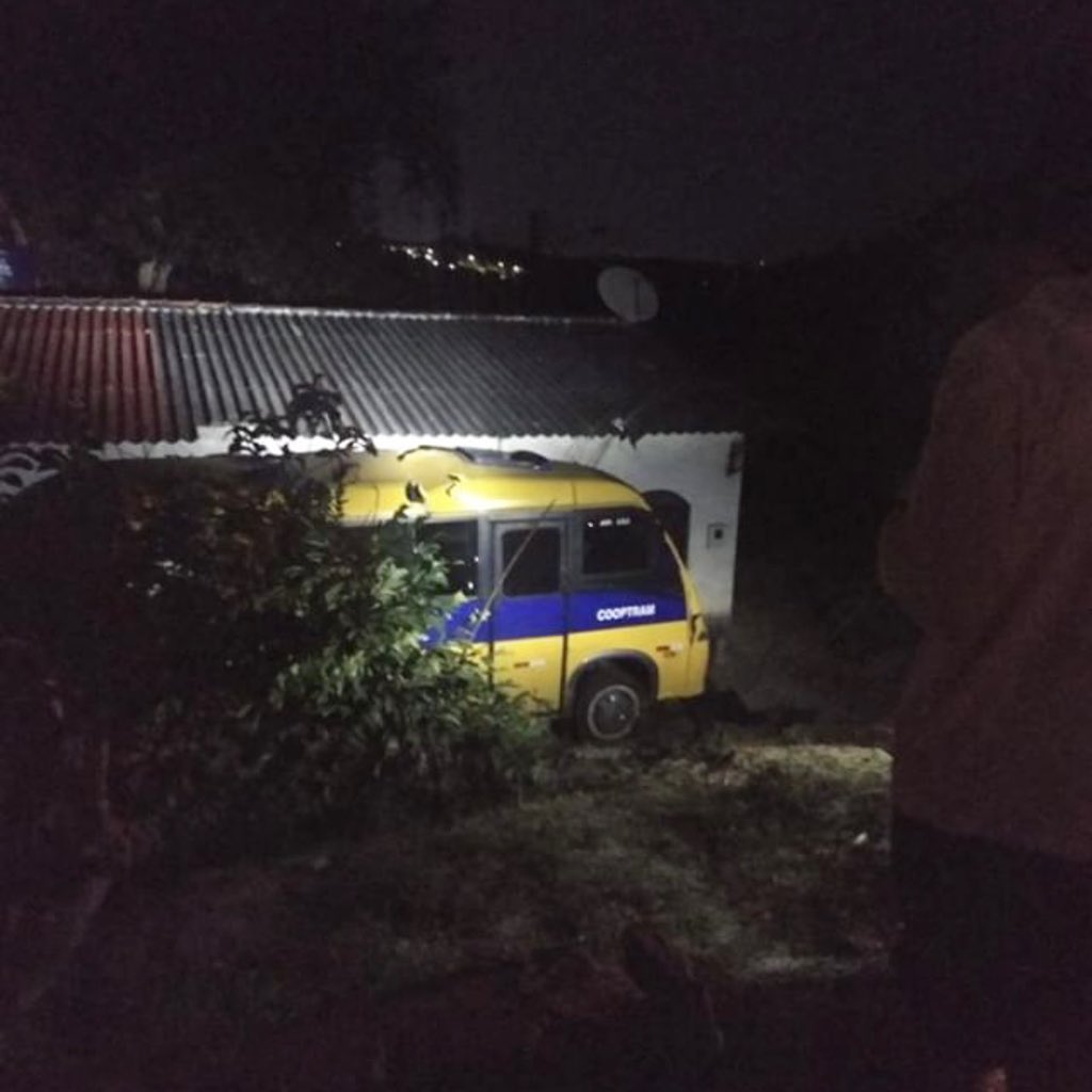 Motorista perde o controle e ônibus invade casa em Manaus 