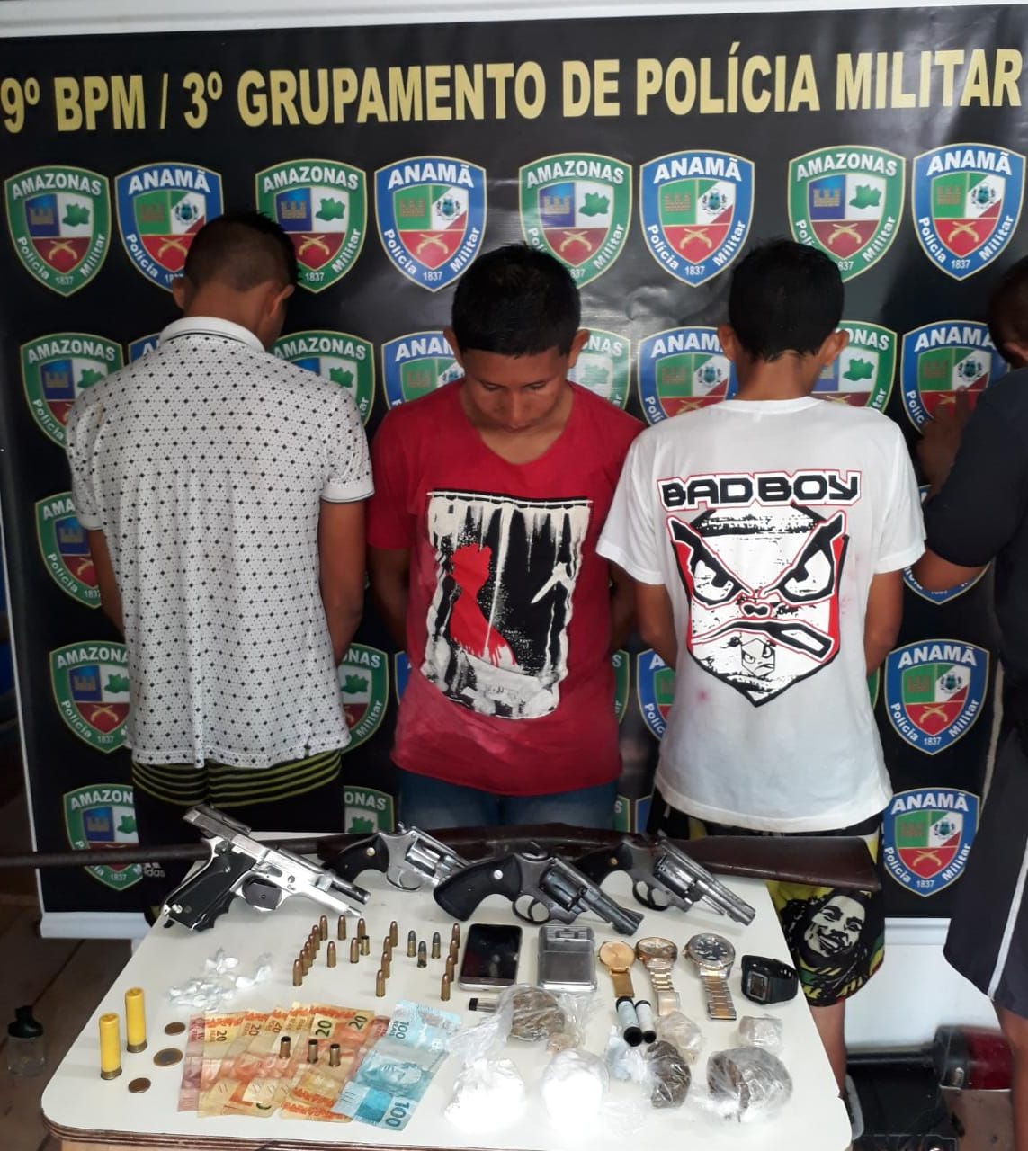 Trio é preso com drogas e arsenal escondido em casa no Amazonas