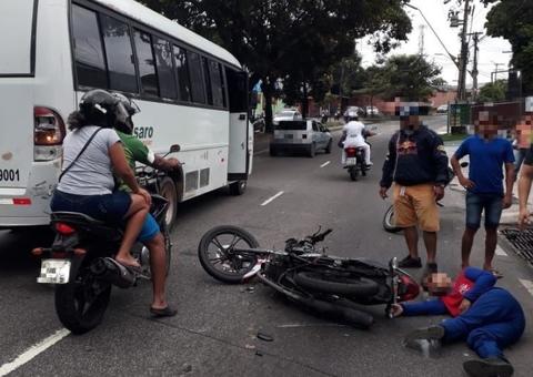 Homem fica ferido em acidente entre motocicleta e micro-ônibus em avenida de Manaus