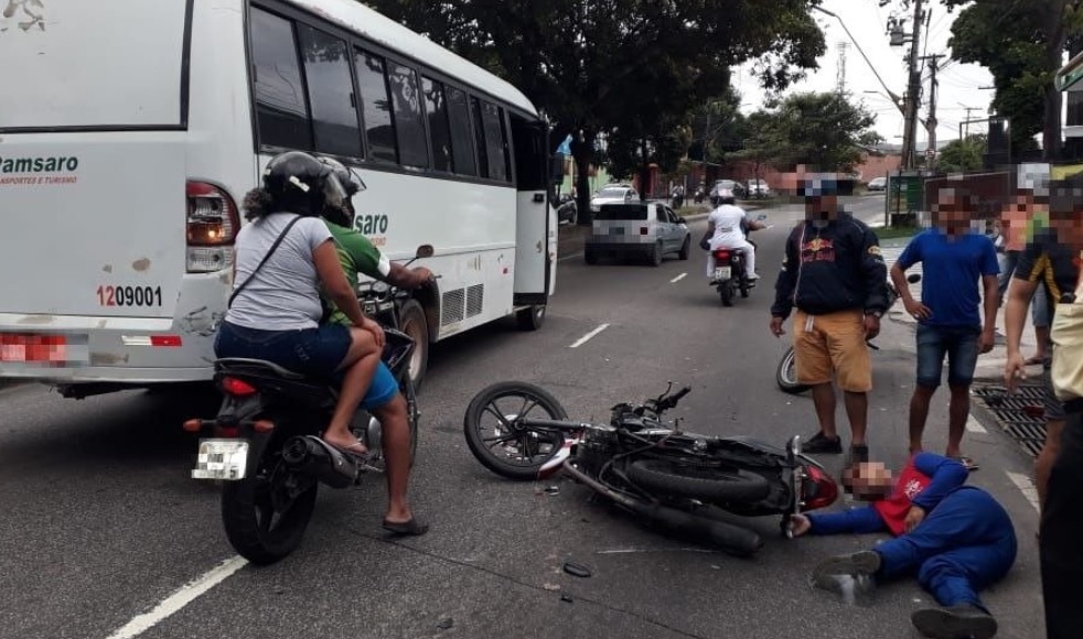 Homem fica ferido em acidente entre motocicleta e micro-ônibus em avenida de Manaus