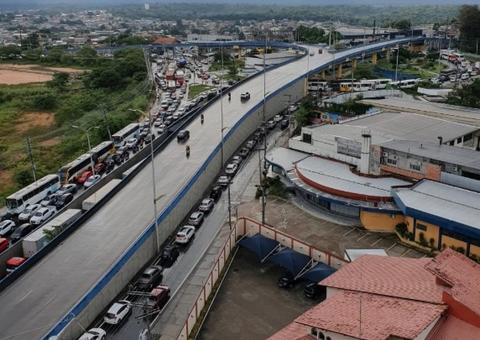 Corrida por gasolina mais barata  e acidentes provocam caos no trânsito em Manaus