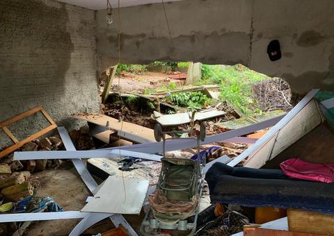 Bebê morre após ser levado pela enxurrada