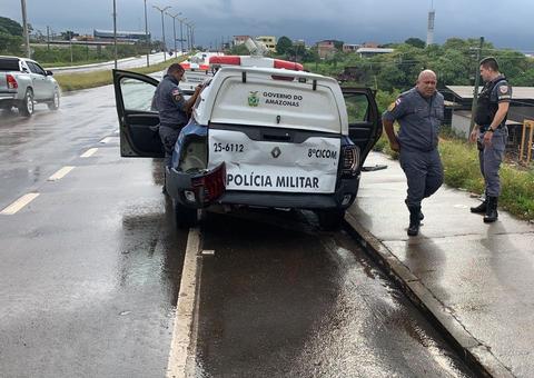 Motorista perde o controle do veículo e colide com viatura em Manaus