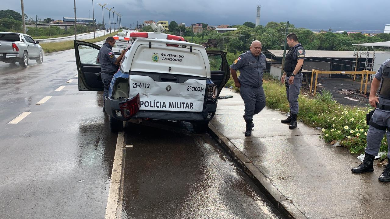 Motorista perde o controle do veículo e colide com viatura em Manaus