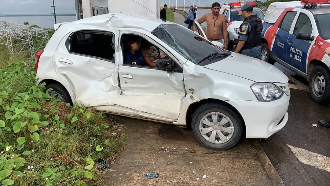 Durante chuva, carro e viatura da PM colidem na Ponte Rio negro