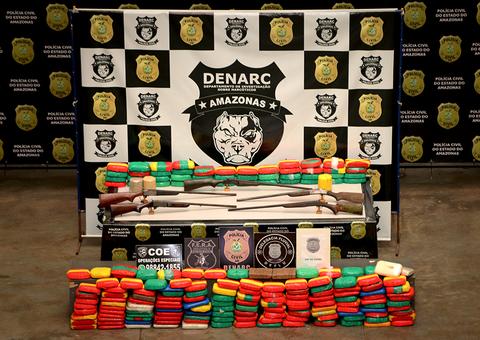 Dupla é presa com 260 kg de drogas e cinco armas de fogo em embarcação no Amazonas 