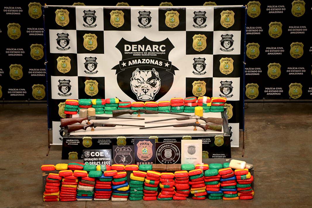 Dupla é presa com 260 kg de drogas e cinco armas de fogo em embarcação no Amazonas 