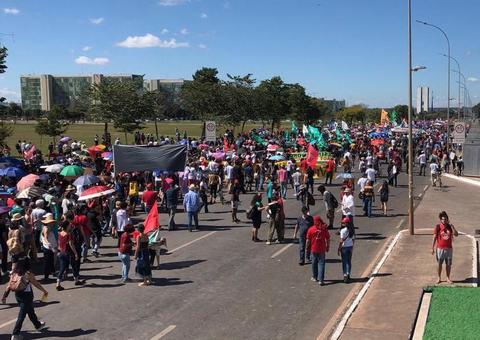 Manifestantes voltam às ruas por mais verbas para universidades