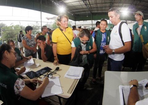 Famílias vítimas de incêndio no Educandos recebem donativos em Manaus
