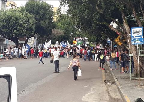 Manifestantes vão às ruas de Manaus em protesto pela educação