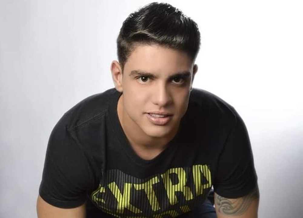 Cantor sertanejo Guilherme Palaia Juliari morre, aos 26 anos, em acidente de moto