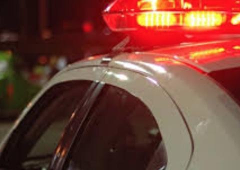 Trio armado invade loja e rouba 30 celulares em Manaus 