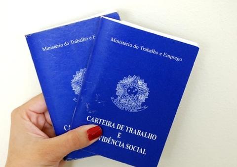 Trabalho com carteira assinada volta a crescer após quatro anos