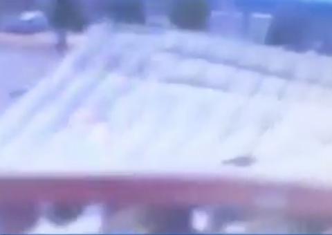 Quatro crianças ficam em coma após pula-pula voar com o vento na Russia 