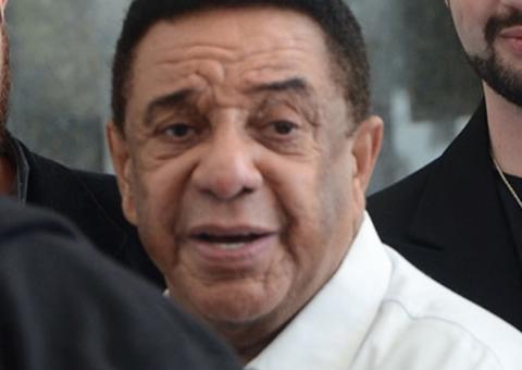 Agnaldo Timóteo volta a respirar sem aparelhos